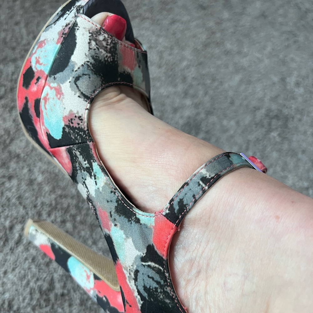 Beautiful brand Shoe Dazzle high heels size 81/2.